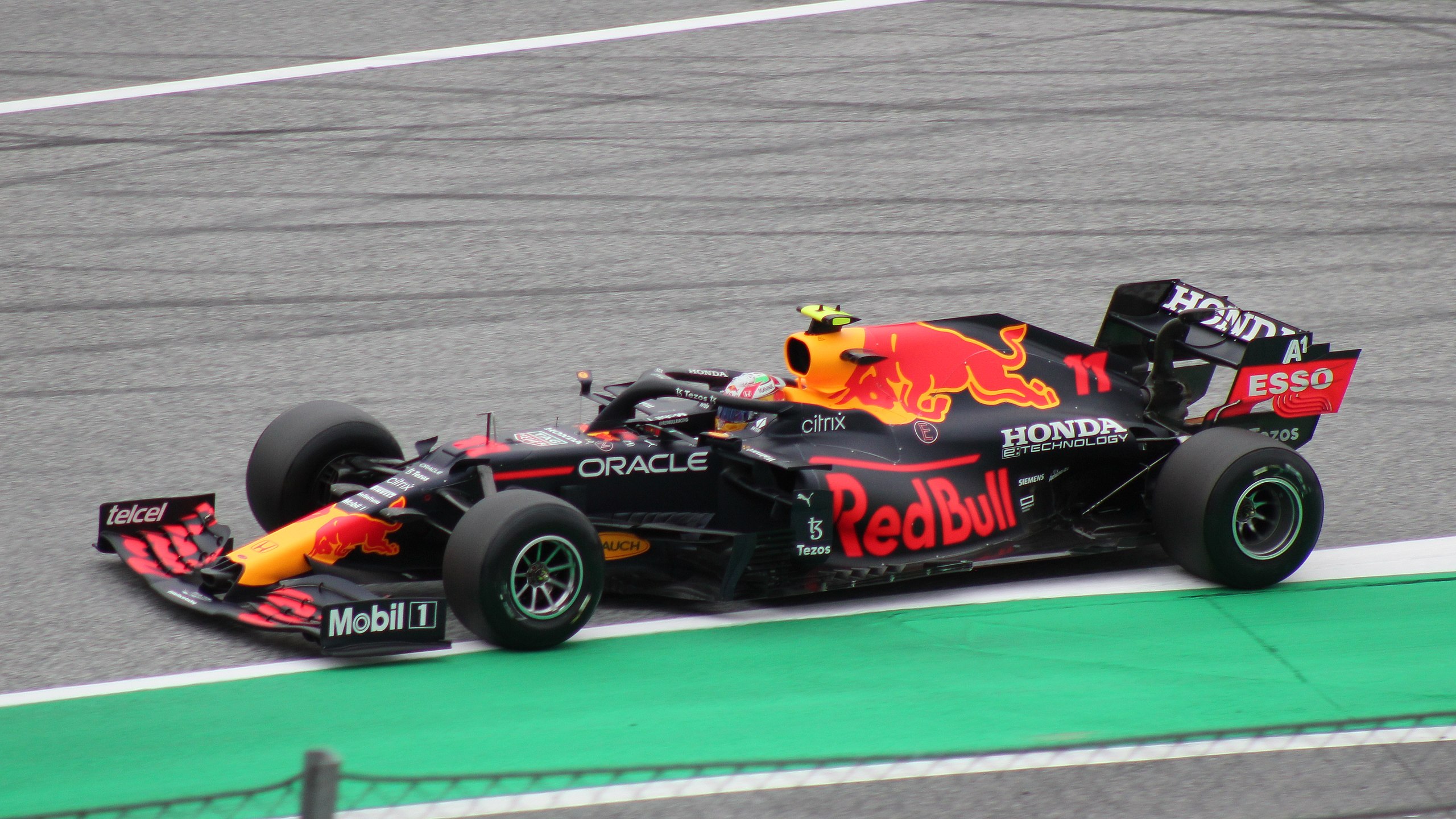 红牛车队横扫索伯车队，佩雷兹统治全场